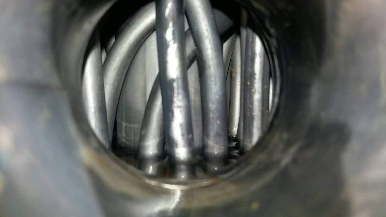 Wnętrze wymiennika po czyszczeniu chemicznym — czysty metal wężownicy