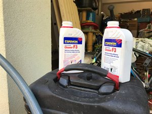 Preparat Fernox F3 Cleaner przygotowany do dozowania w trakcie chemicznego czyszczenia instalacji